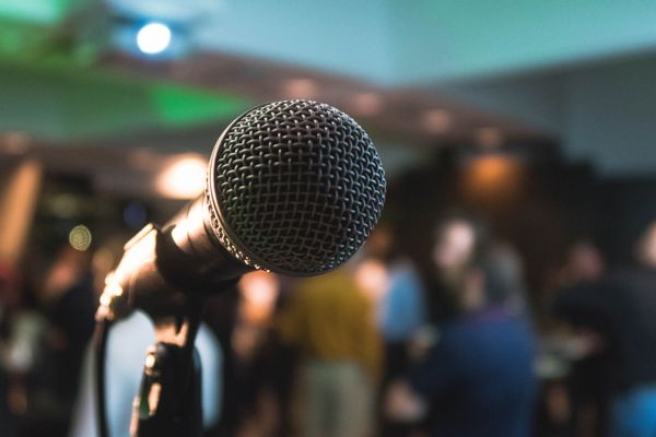 Lede Abal diskutiert mit Gästen